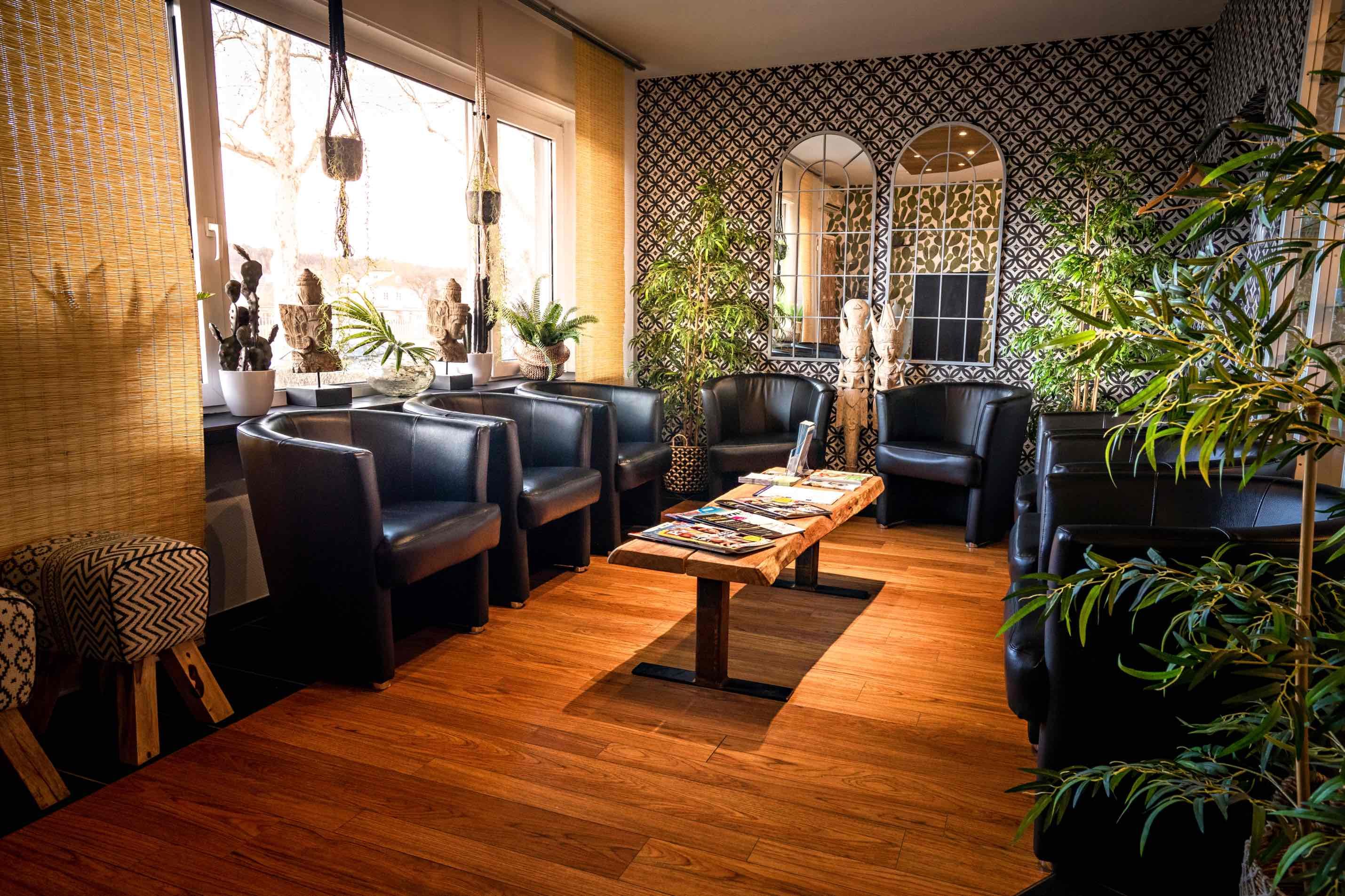 Helles und modernes Wartezimmer der Zahnarztpraxis Storch