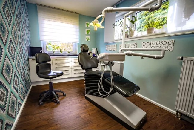 Behandlungsraum mit moderner Ausstattung