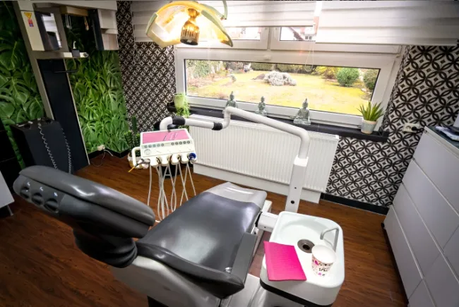 Wartezimmer mit gemütlicher Atmosphäre