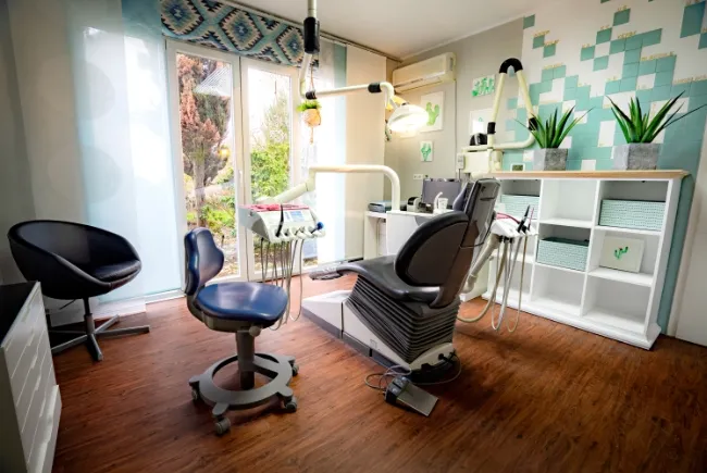 Behandlungsstuhl mit Panoramafenster