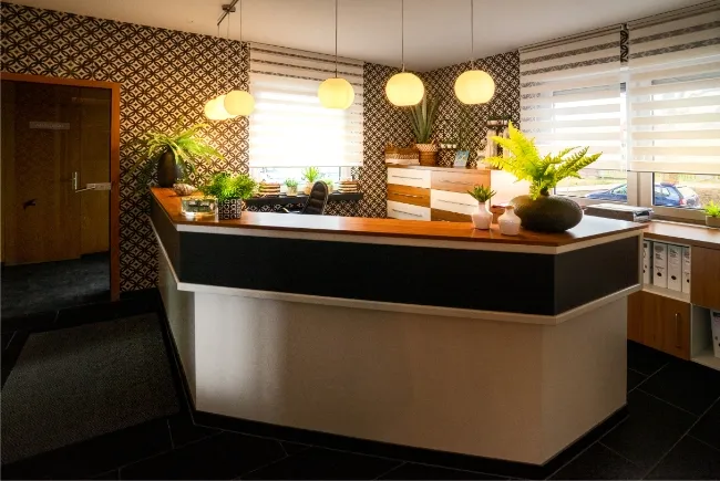 Empfangsbereich der Zahnarztpraxis Storch